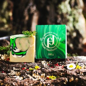 „Кутия и ръчно изработен натурален сапун Чаено дърво 100 г – сапун с билков антисептичен аромат и растителни масла“