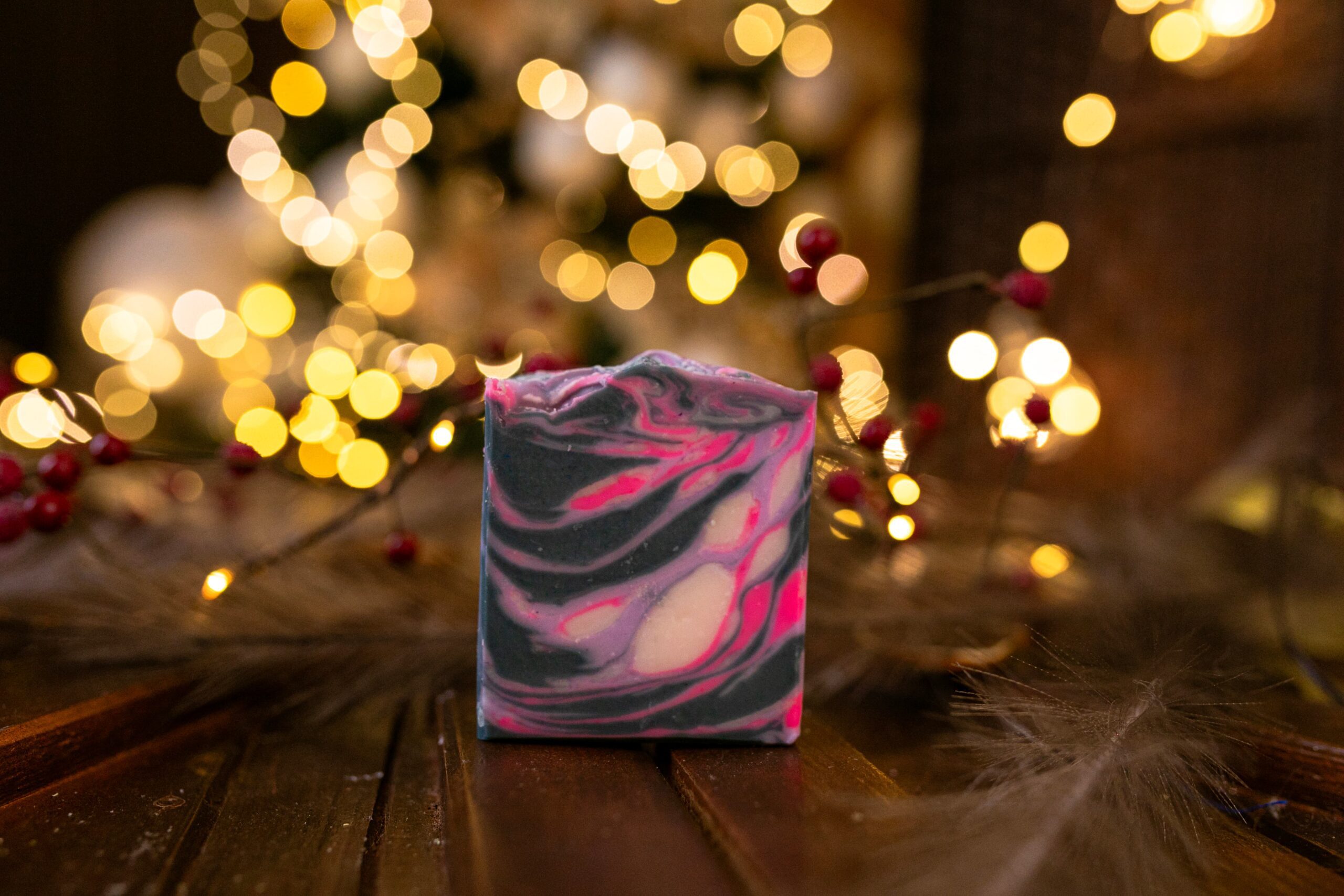 „Натурален сапун Невен и кедрово дърво 100 г – ръчно изработен сапун с билков и дървесен аромат и растителни масла“