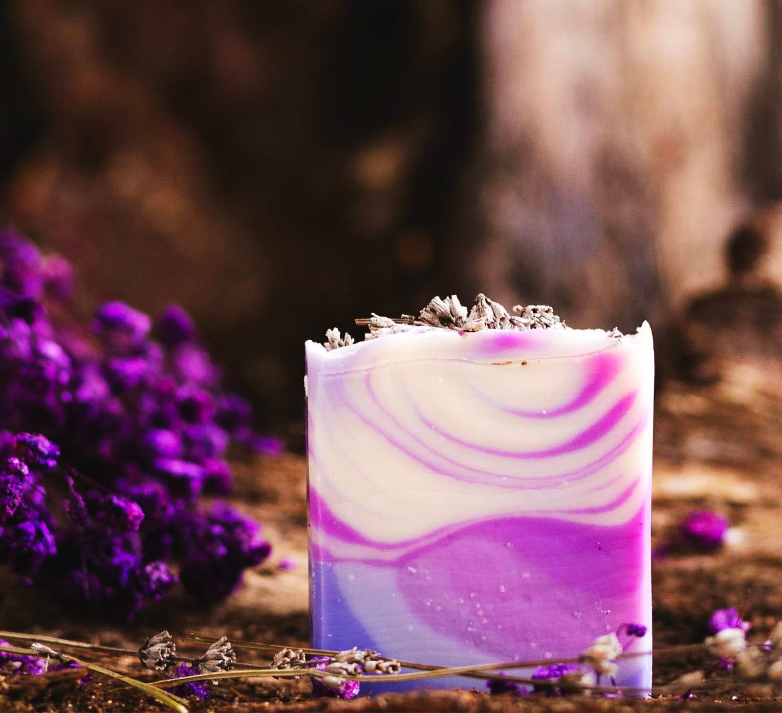 „Натурален сапун Лавандула 100 г – ръчно изработен сапун с аромат на лавандула и растителни масла“