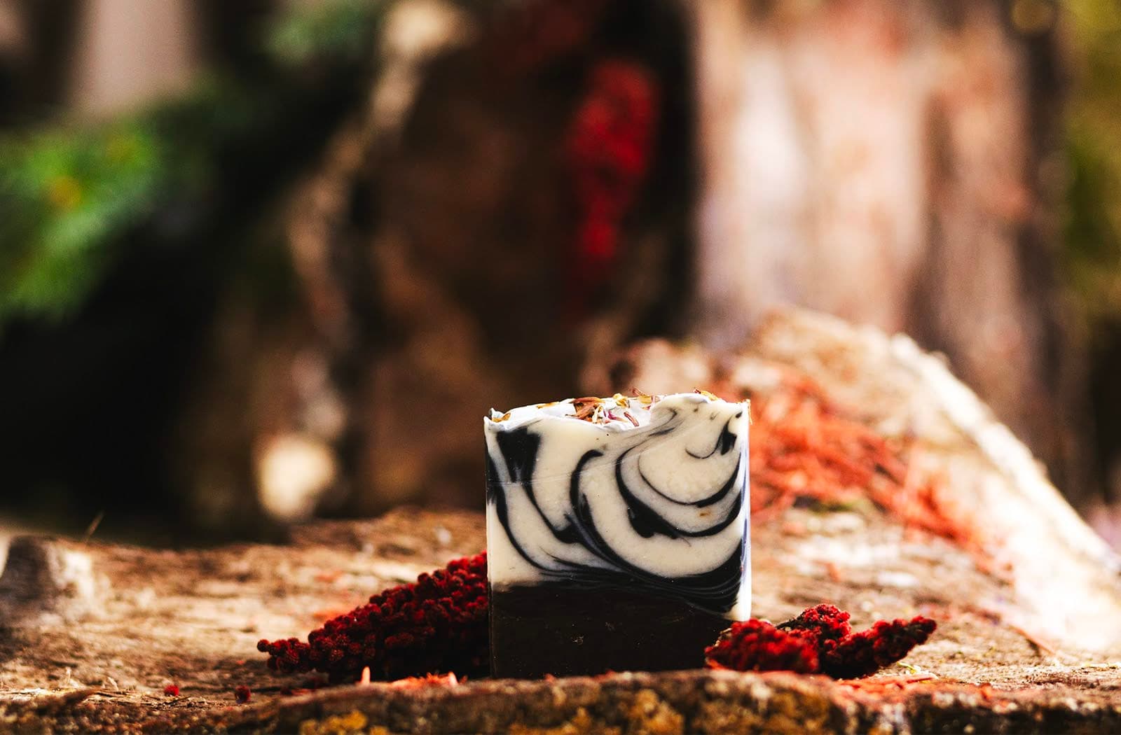 „Натурален сапун Сандалово дърво 100 г – ръчно изработен сапун с топъл дървесен аромат“