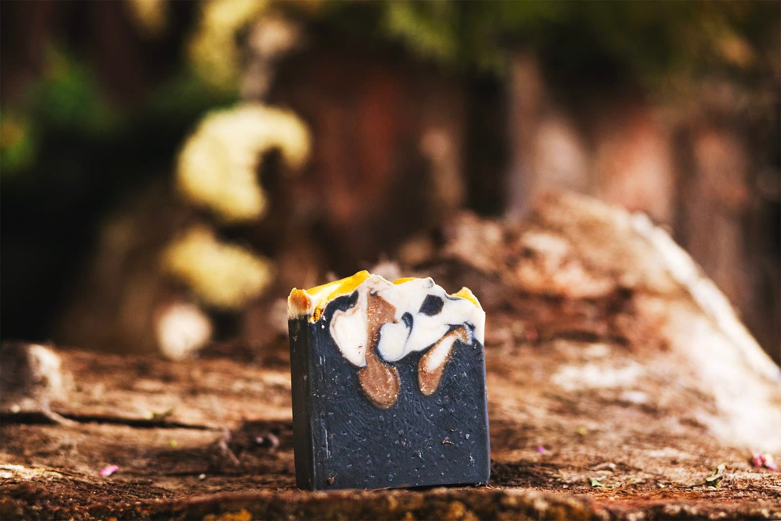 „Натурален сапун Ветивер 100 г – ръчно изработен сапун с успокояващ билков аромат и растителни масла“