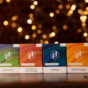 Кутия с четири ръчно изработени натурални сапуна Herbs and Flowers – Розмарин, Канела и Портокал, Жасмин и Мети Мляко, по 50 г всеки. Идеален подарък с червена панделка.