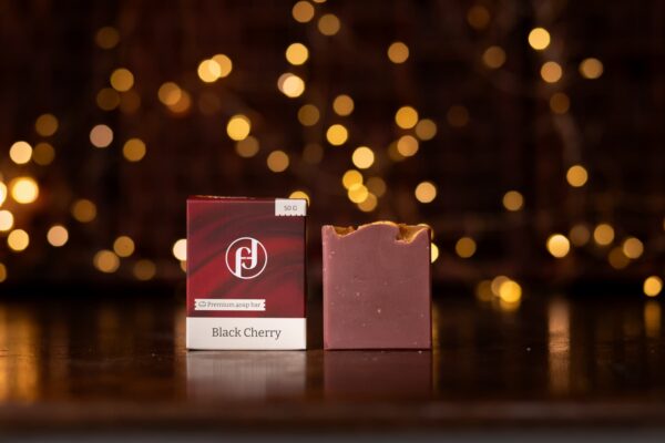 Ръчно изработен сапун Черна череша от Herbs and Flowers – натурален ароматен сапун, подходящ за подарък.
