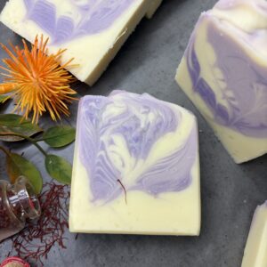 Комбинацията от шафран и оризово мляко подпомага изсветляването на тена, придава сияние и подобрява еластичността